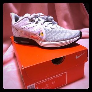 Limited Edition-Nike WMNS Zoom Strike 2 Premium